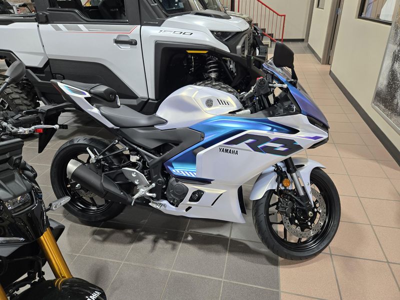 2025 Yamaha YZFR3 ABS LUNAR WHITE AND NEBULA BLUE Image 4