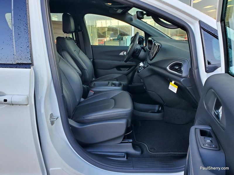 New 2026 Chrysler Pacifica Select