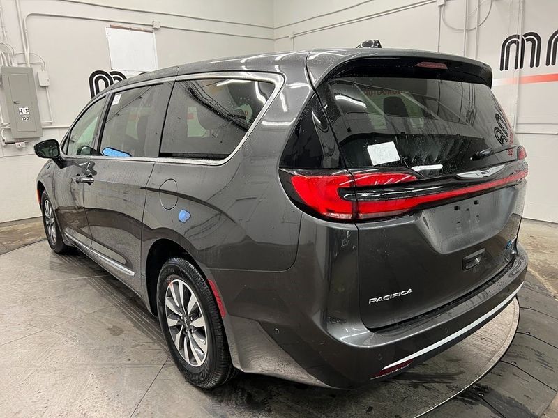 2023 Chrysler Pacifica Plug-In Hybrid LimitedImage 8