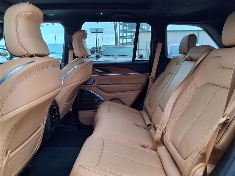 Used 2023 Jeep Grand Cherokee Summit Reserve 4xeImage 12