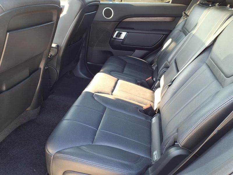 Used 2017 Land Rover Discovery HSEImage 18