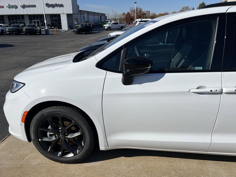 New 2026 Chrysler Pacifica LimitedImage 9