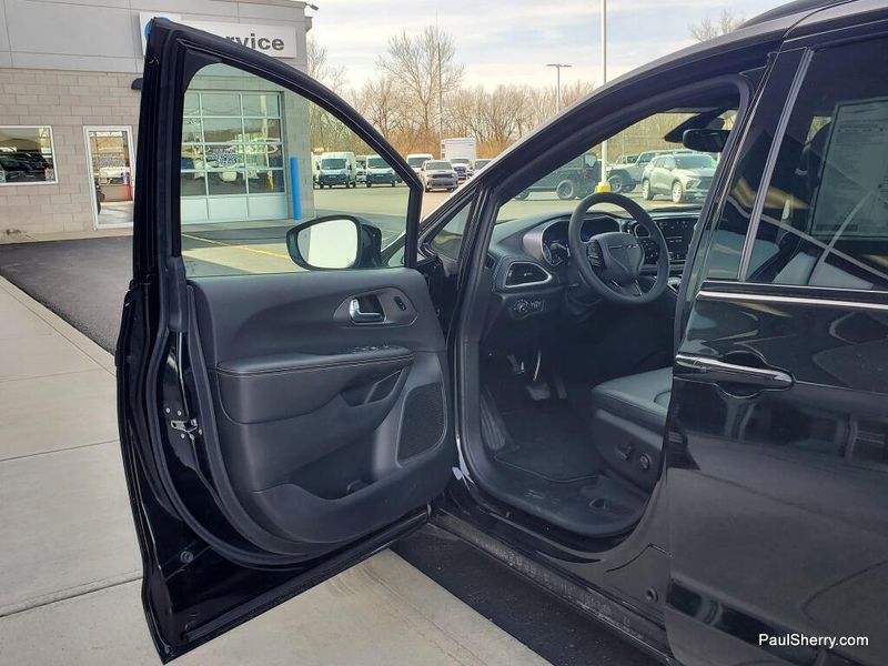 New 2026 Chrysler Pacifica Select