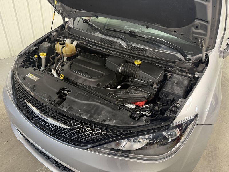 Used 2019 Chrysler Pacifica Touring LImage 18