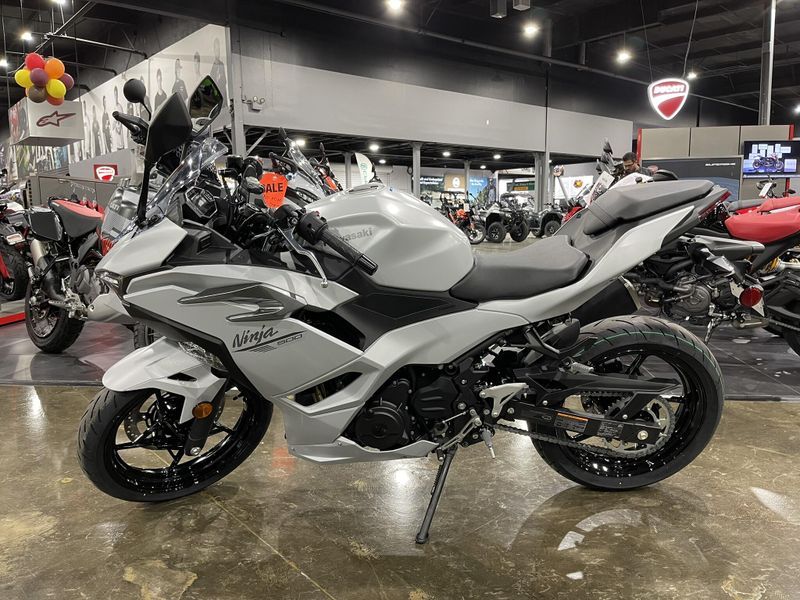 2025 Kawasaki NINJA 500 ABS Image 2