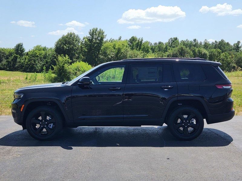 2024 Jeep Grand Cherokee L Limited 4x4Image 3