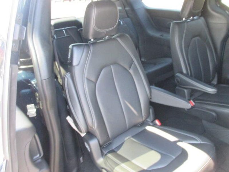 New 2025 Chrysler Pacifica SelectImage 27