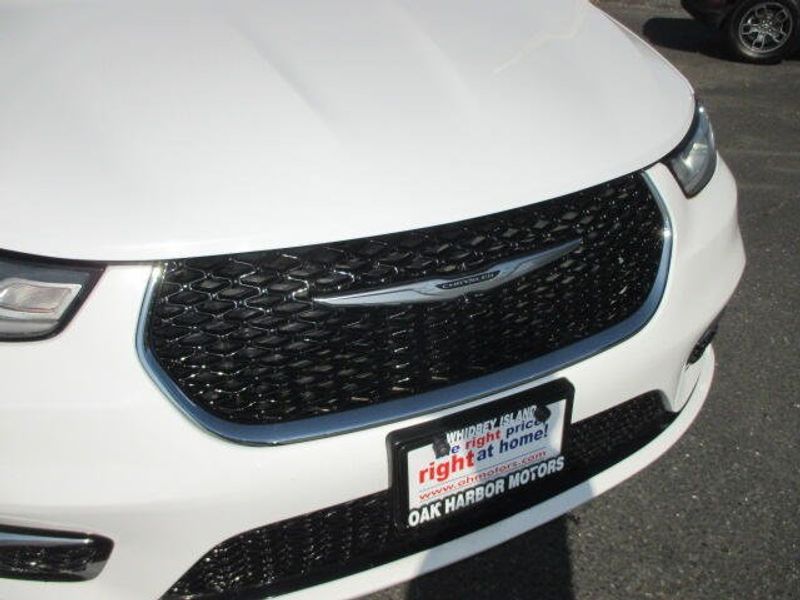 Used 2023 Chrysler Pacifica LimitedImage 4