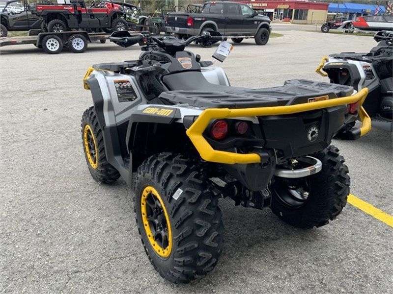 2024 Can-Am OUTLANDER MAX XTP 850 HYPER SILVER AND NEO YELLOWImage 3