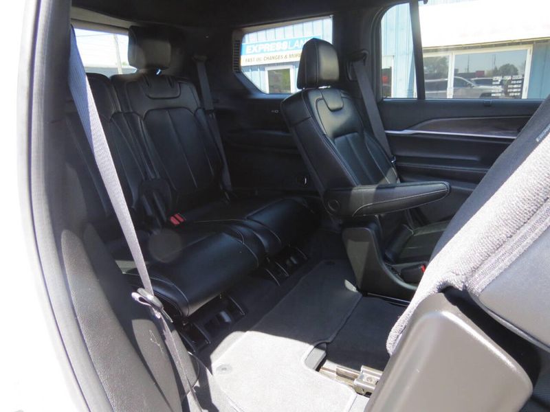 Used 2024 Jeep Grand Cherokee L Limited 4x4 4dr SUVImage 9