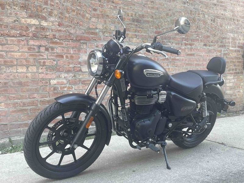 2022 Royal Enfield Meteor Stellar Black  Image 2