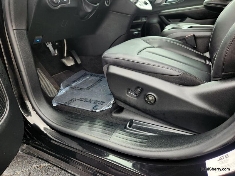 New 2026 Chrysler Pacifica Select