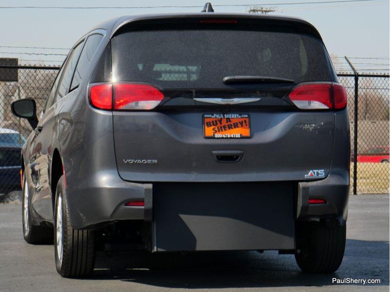 2022 Chrysler Voyager LXImage 10