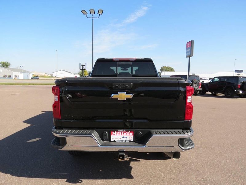 Used 2022 Chevrolet Silverado 2500HD LT 4x4 4dr Crew Cab SBImage 5