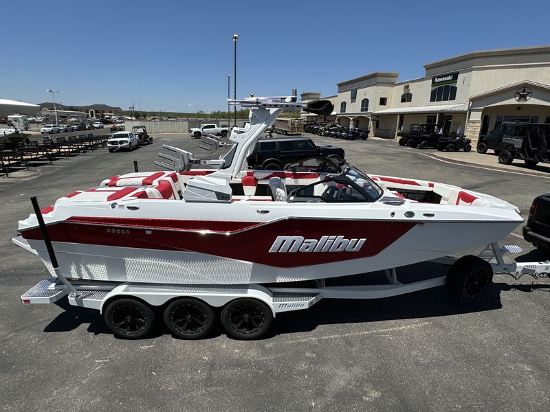 2025 MALIBU WAKESETTER M42 WHITE Image 2