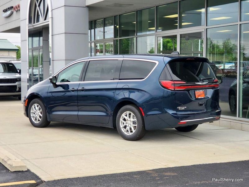 2025 Chrysler Pacifica SelectImage 10