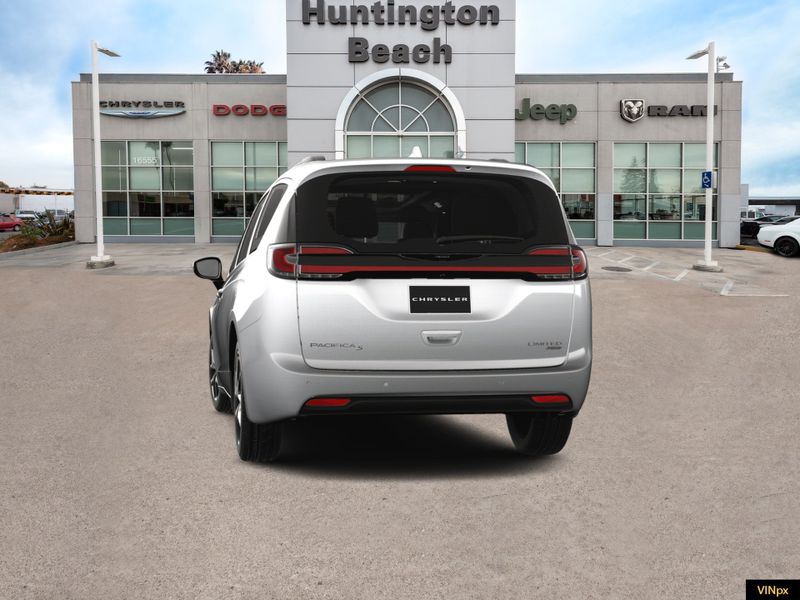 2023 Chrysler Pacifica Limited AWDImage 9