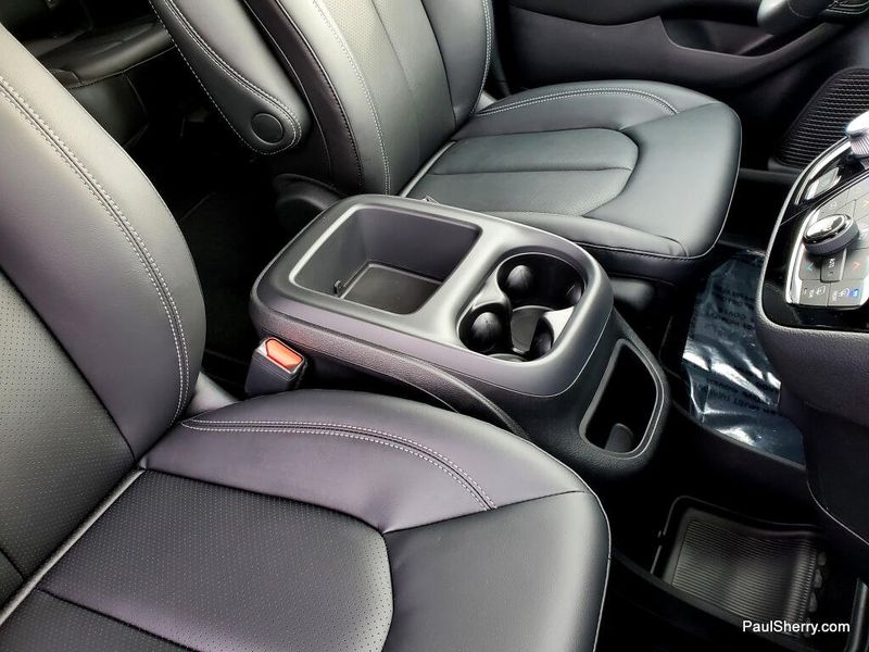 New 2026 Chrysler Pacifica Select