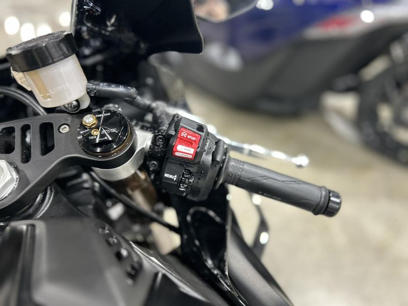 2025 Yamaha YZF-R1 Image 3