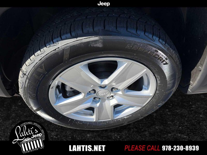 2022 Jeep Compass Latitude photo 3