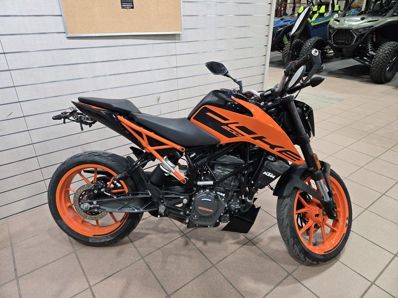 2021 KTM DUKE 200 Image 2