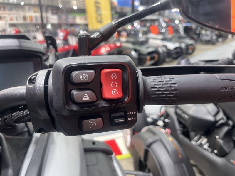 New 2025 Can-Am CANYON XT Image 20