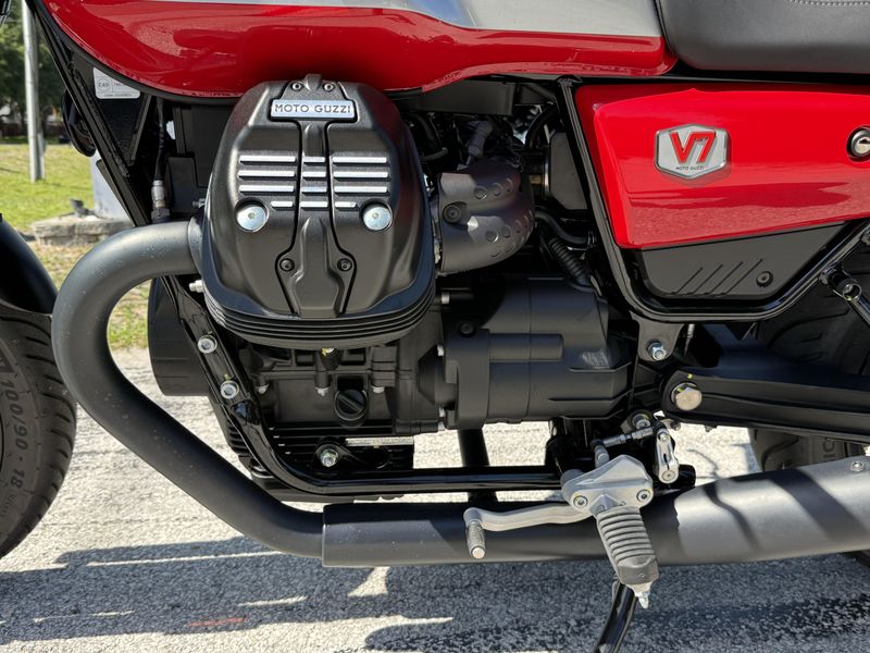 2024 Moto Guzzi V7 Stone Corsa