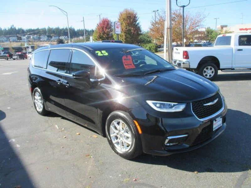 Used 2025 Chrysler Pacifica SelectImage 5