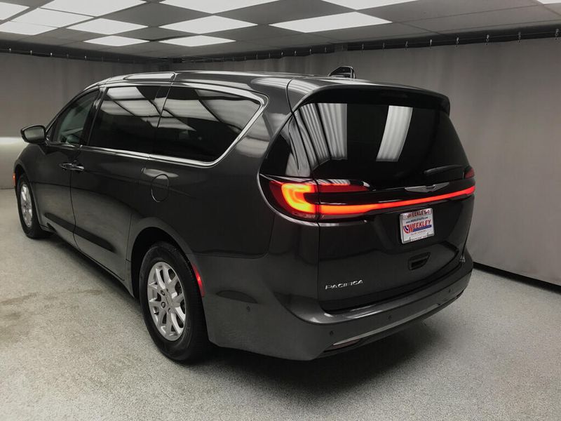 Used 2023 Chrysler Pacifica Touring LImage 14