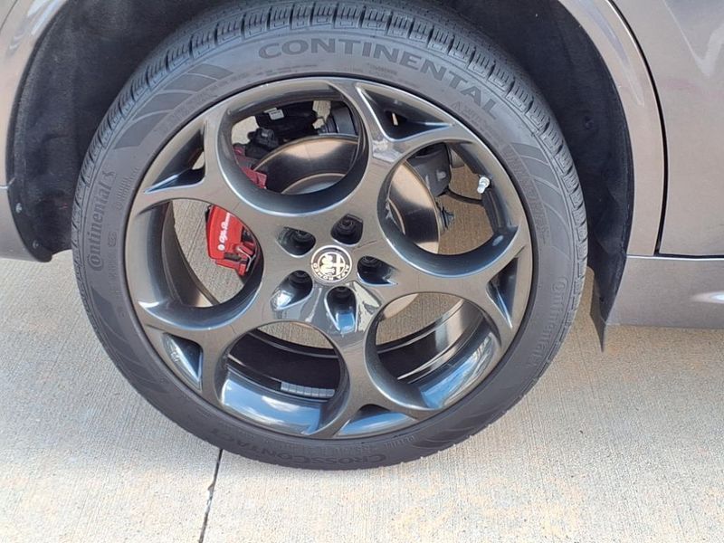 Used 2024 Alfa Romeo Stelvio TiImage 11