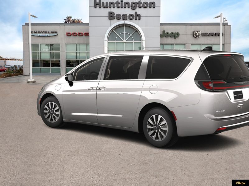 2024 Chrysler Pacifica Hybrid SelectImage 4