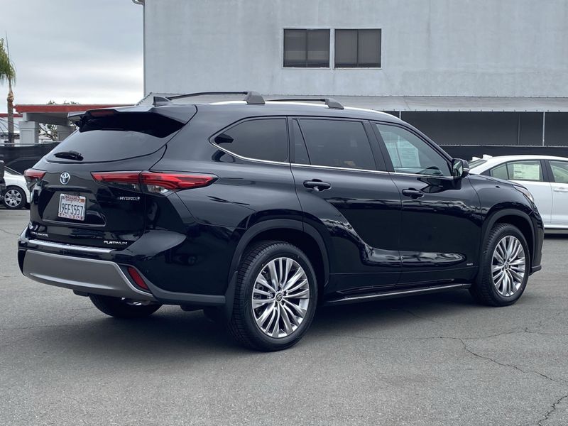 2022 Toyota Highlander PlatinumImage 4