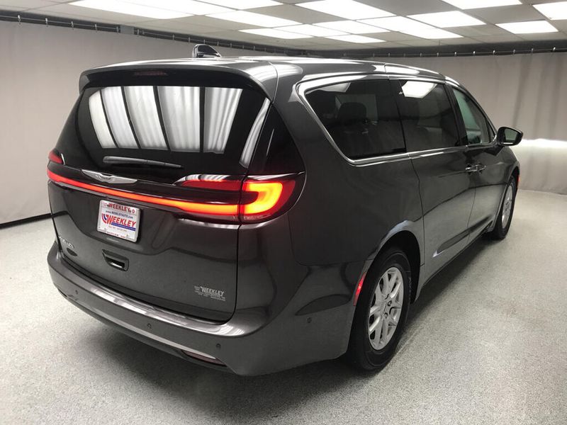 Used 2023 Chrysler Pacifica Touring LImage 16