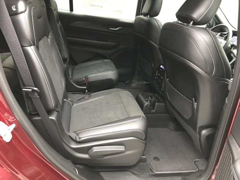 New 2025 Jeep Grand Cherokee L Altitude X 4x4Image 14