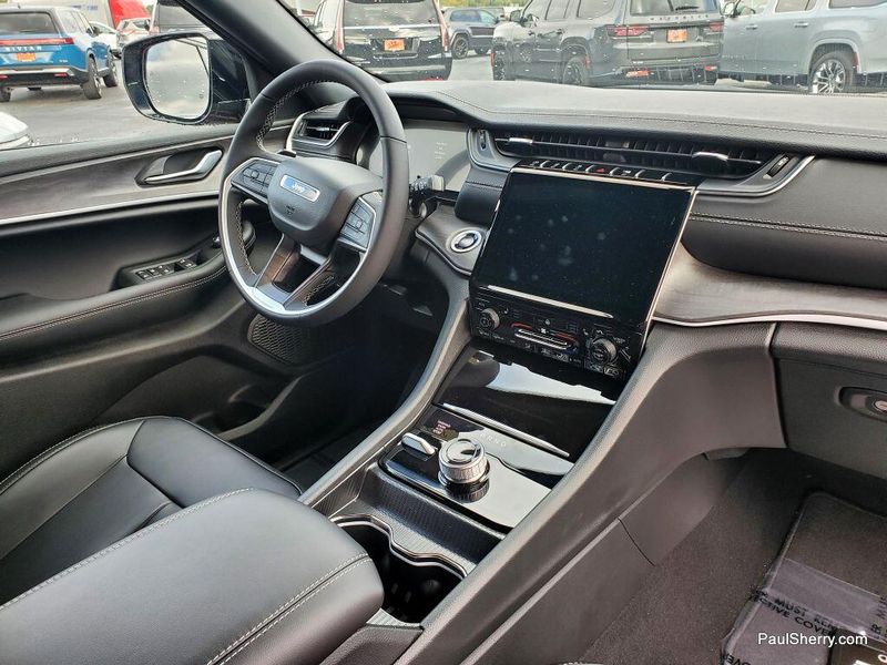 2025 Jeep Grand Cherokee Limited photo 4