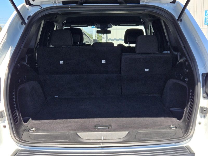Used 2021 Jeep Grand Cherokee Laredo E 4x2