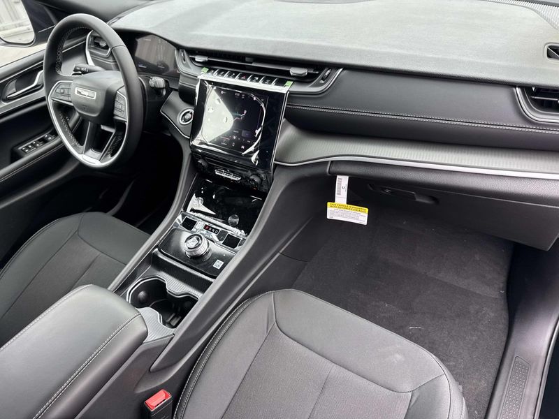 New 2026 Jeep Grand Cherokee Laredo 4x2