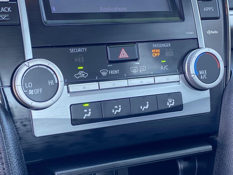 2012 Toyota Camry SEImage 22