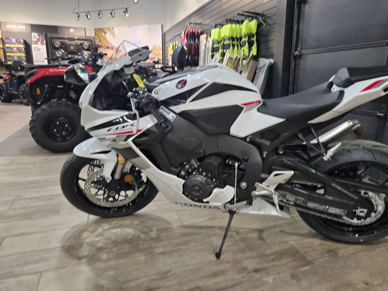New 2026 Honda CBR1000RR PEARL WHITE Image 4