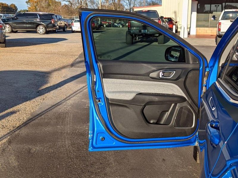 2022 Jeep Compass Latitude 4x4 in a Laser Blue Pearl Coat exterior color and Blackinterior. Johnson Dodge 601-693-6343 pixelmotiondemo.com 