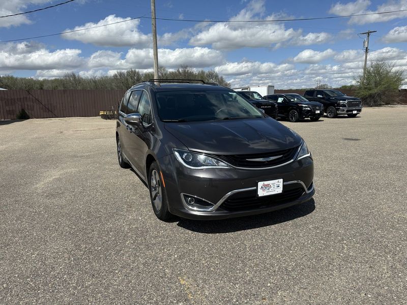 2018 Chrysler Pacifica Hybrid LimitedImage 2