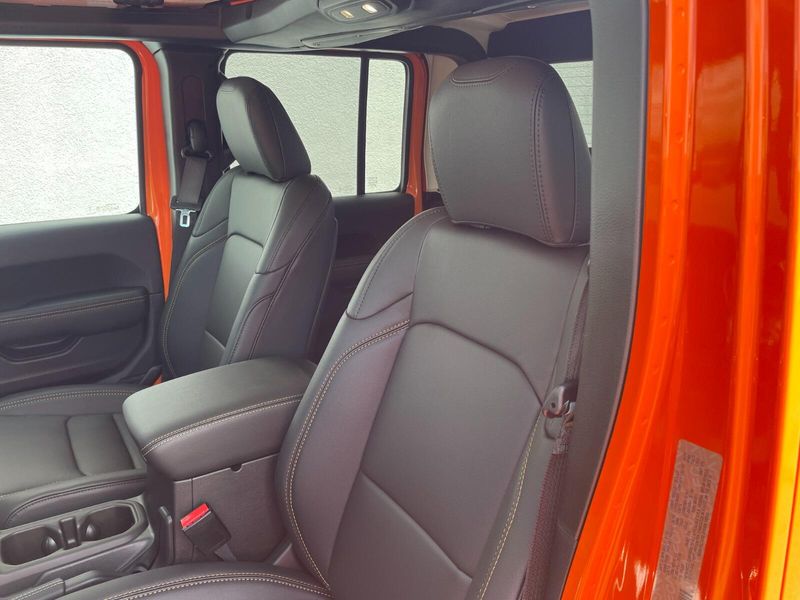 2025 Jeep Gladiator Sport photo 10