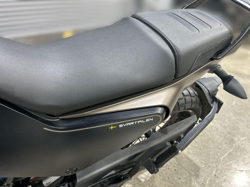 Used 2023 Husqvarna SVARTPILEN 401 Image 24