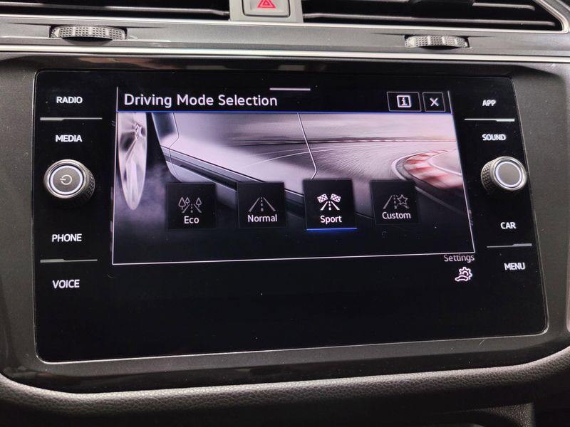 Used 2024 Volkswagen Tiguan SE AWD w/SunroofImage 24