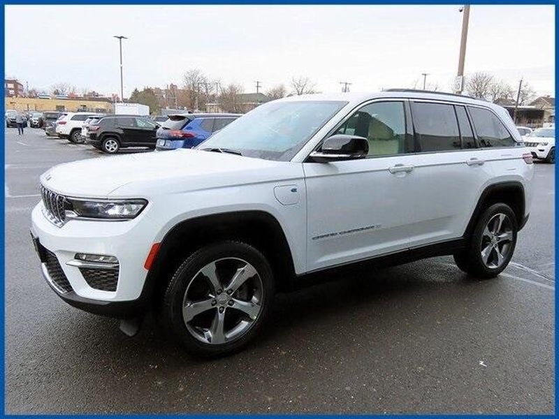 2024 Jeep Grand Cherokee 4xe Base 4xe in a Bright White Clear Coat exterior color and Wicker Beige/Blackinterior. Papas Jeep Ram In New Britain, CT 860-356-0523 papasjeepram.com 