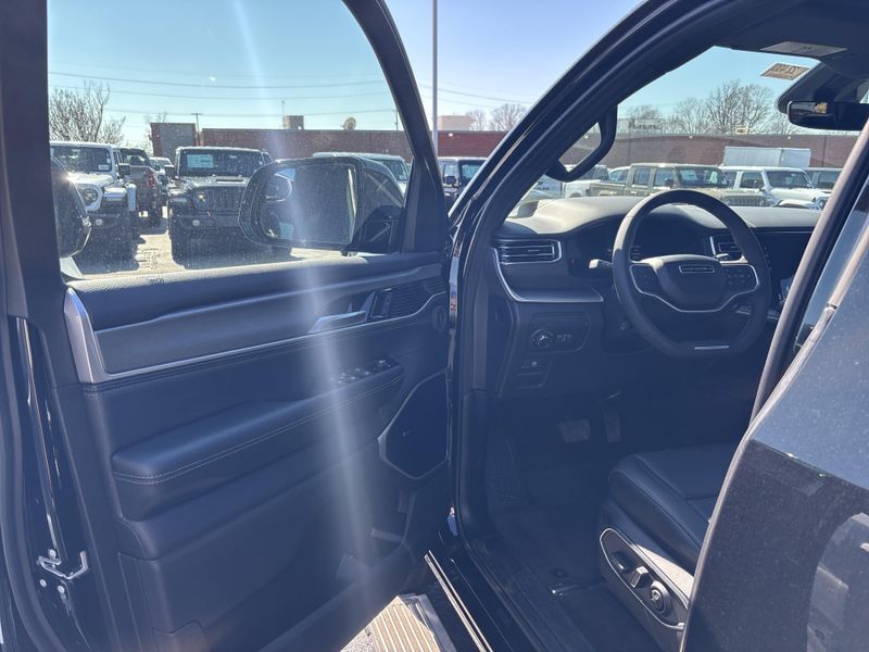 2026 Jeep Grand Wagoneer Limited Reserve 4x4Image 30