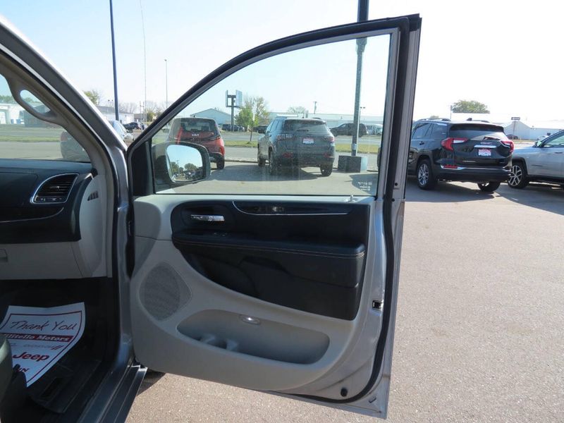 Used 2014 Chrysler Town & Country Touring 4dr Mini VanImage 22