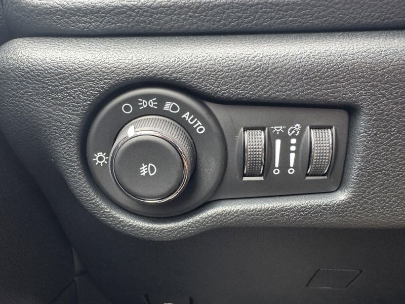 New 2025 Chrysler Pacifica SelectImage 20