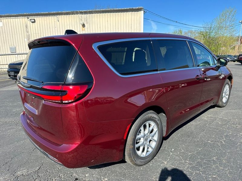 2023 Chrysler Pacifica Touring LImage 13