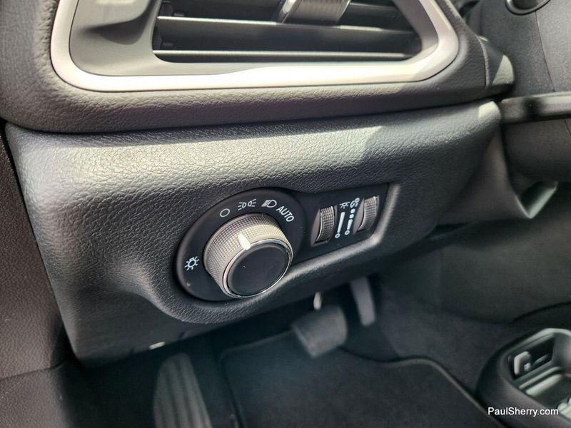New 2025 Chrysler Voyager LxImage 25